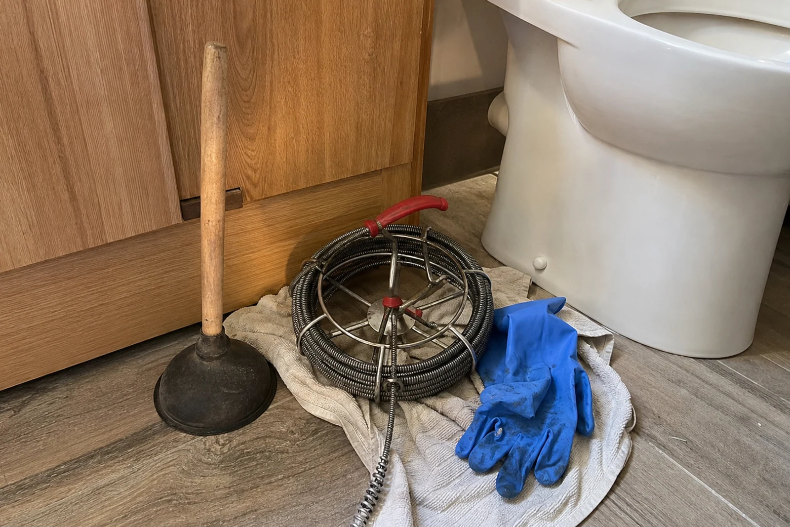 Outillage posé près cuvette de WC