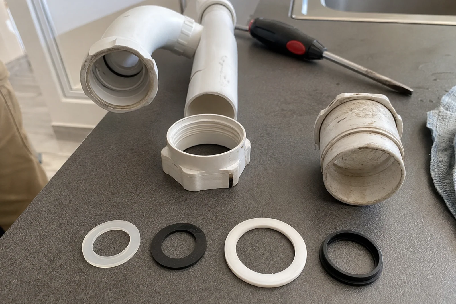 Siphon démonté avec joints neufs alignés