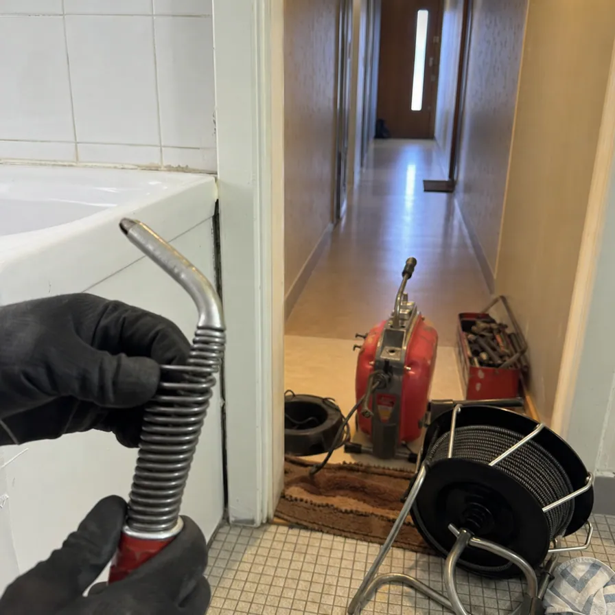 Outillage prêt dans couloir immeuble ancien